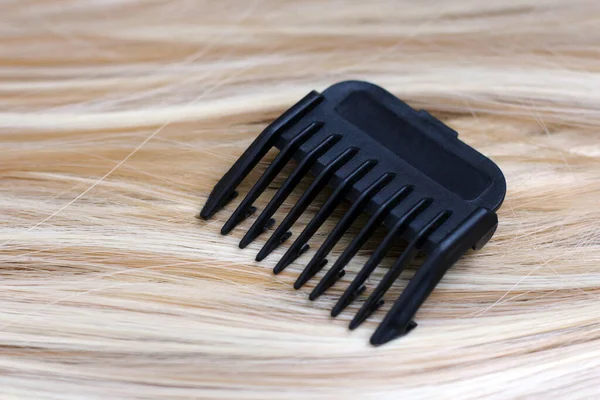Cheveux Blonds Tondeuse Pour Femmes Avec Des Pièces Jointes Proches — Photo