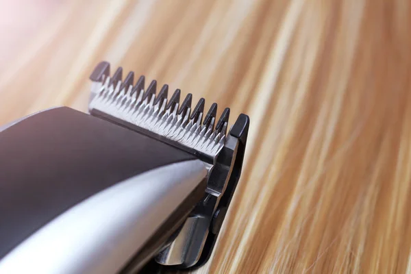 Cheveux Blonds Tondeuse Pour Femmes Avec Des Pièces Jointes Proches — Photo