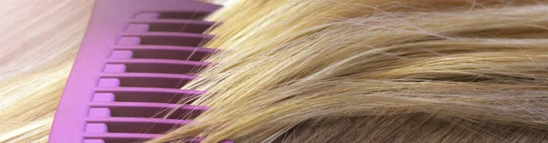 Peigne Violet Cheveux Blonds Fleurs — Photo