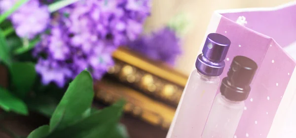 Heldere Luxe Body Parfum Fles Spray Paarse Bloem Dichtbij — Stockfoto