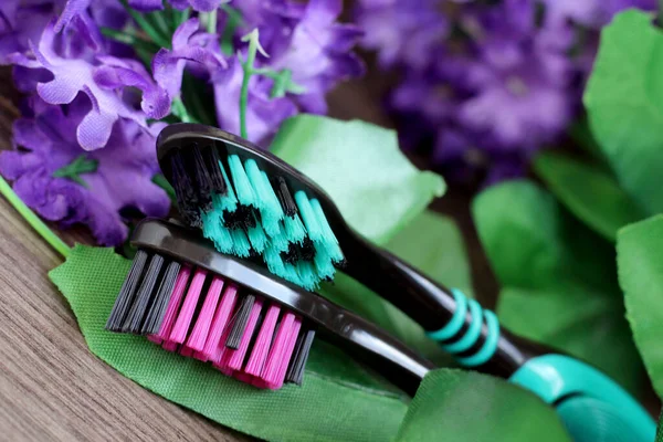 用紫色的花刷牙 保健目标 — 图库照片