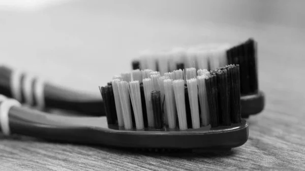 Δύο Οδοντόβουρτσες Ξύλινο Φόντο Υγεία Μαύρο Και Άσπρο — Φωτογραφία Αρχείου