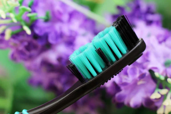 Grön Tandborste Med Små Blommor Föremål För Hälso Och Sjukvård — Stockfoto