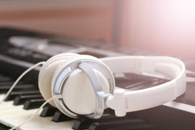 Sentezleyici klavyesinde profesyonel kulaklıklar. Müzik.