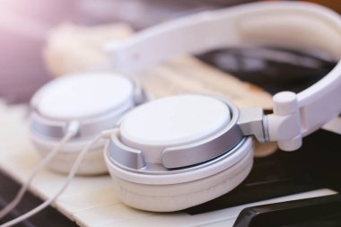 Sentezleyici klavyesinde profesyonel kulaklıklar. Müzik.