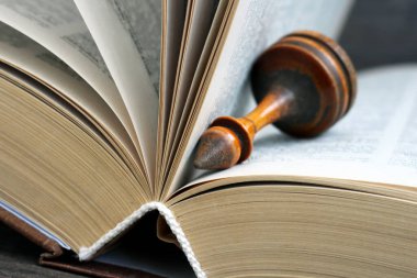 Bu kadar yakın bir kitapla ahşap bir satranç.