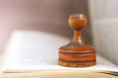 Ahşap zemin üzerine kitabı olan satranç, retro