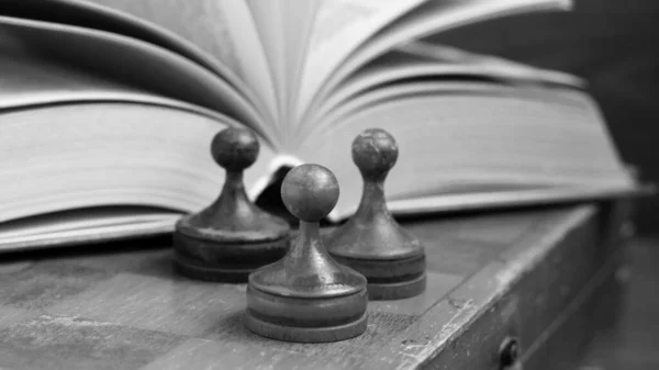 Échecs Avec Livre Sur Fond Livre Rétro — Photo