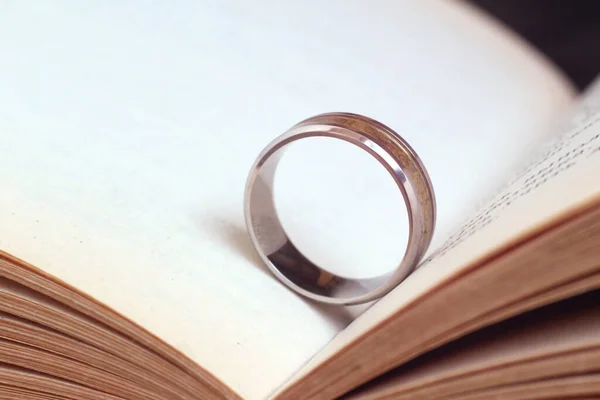 Golden Ring Book Close Macro — Stock Photo, Image