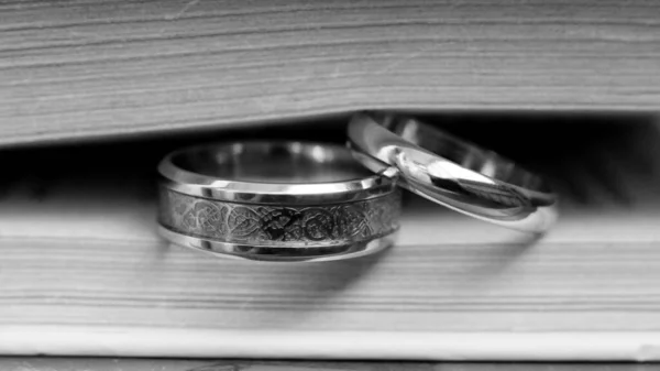 Dos Anillos Oro Libro Blanco Negro —  Fotos de Stock