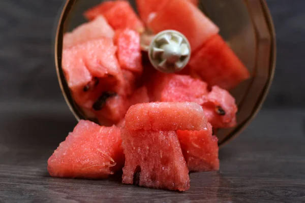 Reife Wassermelonenscheiben Mixer Holzhintergrund — Stockfoto