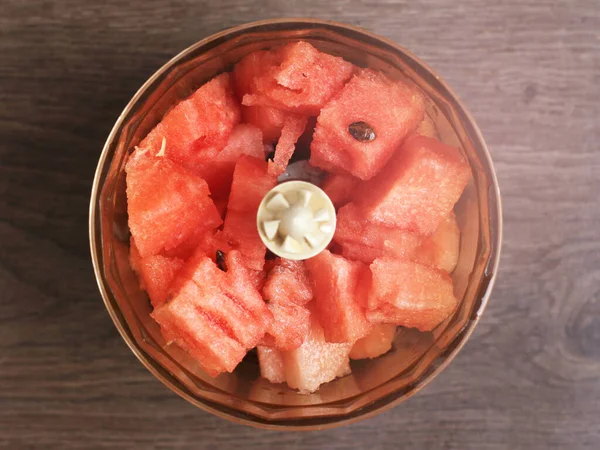 Reife Wassermelonenscheiben Mixer Holzhintergrund — Stockfoto