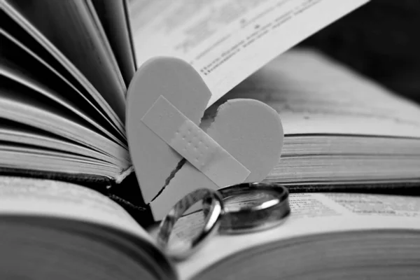 Band Aid Covering Heart Und Trauringe Auf Einem Buch Liebe — Stockfoto