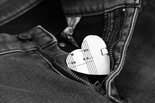 Hart Van Papieren Muzieknoten Jeans Dichtbij — Stockfoto