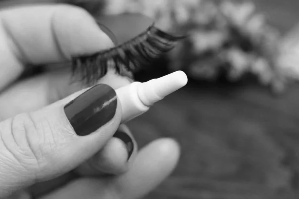 Hands Squeeze Glue False Eyelashes — Stock Photo, Image