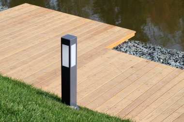 Dekoratif Küçük Güneş Bahçesi Işığı, Yeşil Yapraklı Fenerler. Bahçe Tasarımı. Sıraya dizilmiş Güneş Işıkları