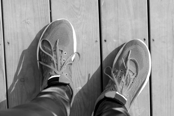 木制甲板上的运动鞋心形鞋带 — 图库照片