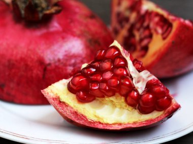 Olgun nar beyaz bir tabakta çok yakın.