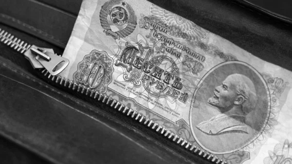 10ルーブルロシア紙幣とレトロレザーバッグ ヴィンテージ — ストック写真