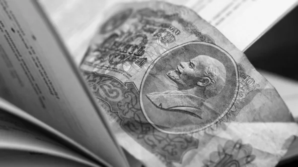 苏联货币和一本书 — 图库照片