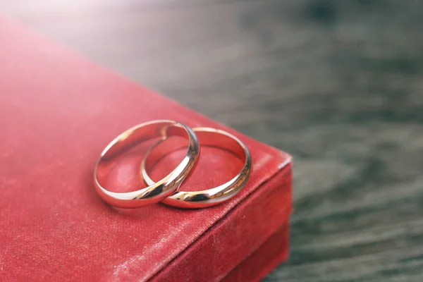 Anéis Dourados Uma Caixa Vermelha Veludo Tão Perto — Fotografia de Stock