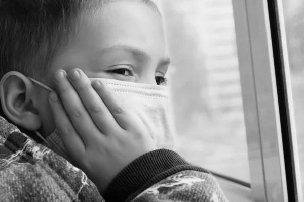 Niño Con Una Máscara Médica Permanece Casa Auto Aislamiento Covid — Foto de Stock