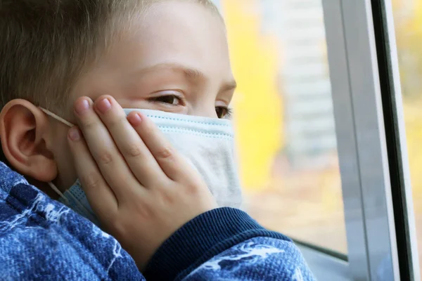 Niño Con Una Máscara Médica Permanece Casa Auto Aislamiento Covid — Foto de Stock