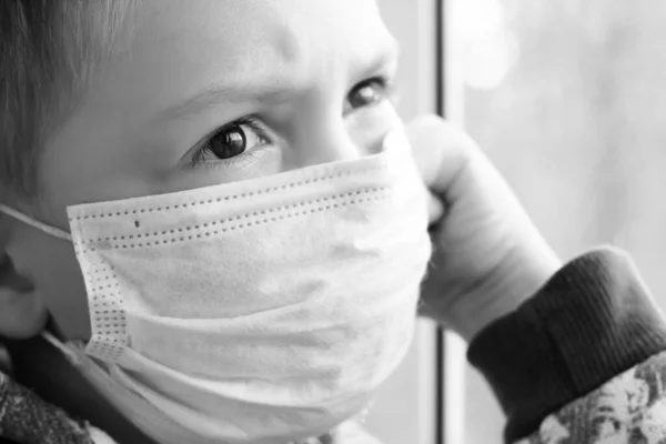 Tıbbi Maskeli Küçük Bir Çocuk Evde Kalıyor Kendini Izole Ediyor — Stok fotoğraf