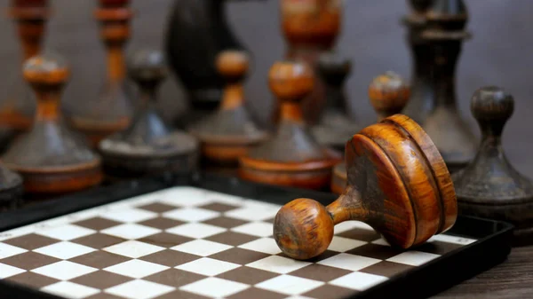 Satranç Tahtasında Tahta Satranç Taşları Retro Oyun — Stok fotoğraf