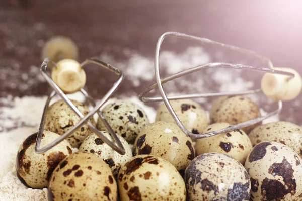 Kwarteleitjes Bloem Een Houten Ondergrond Eco Food — Stockfoto