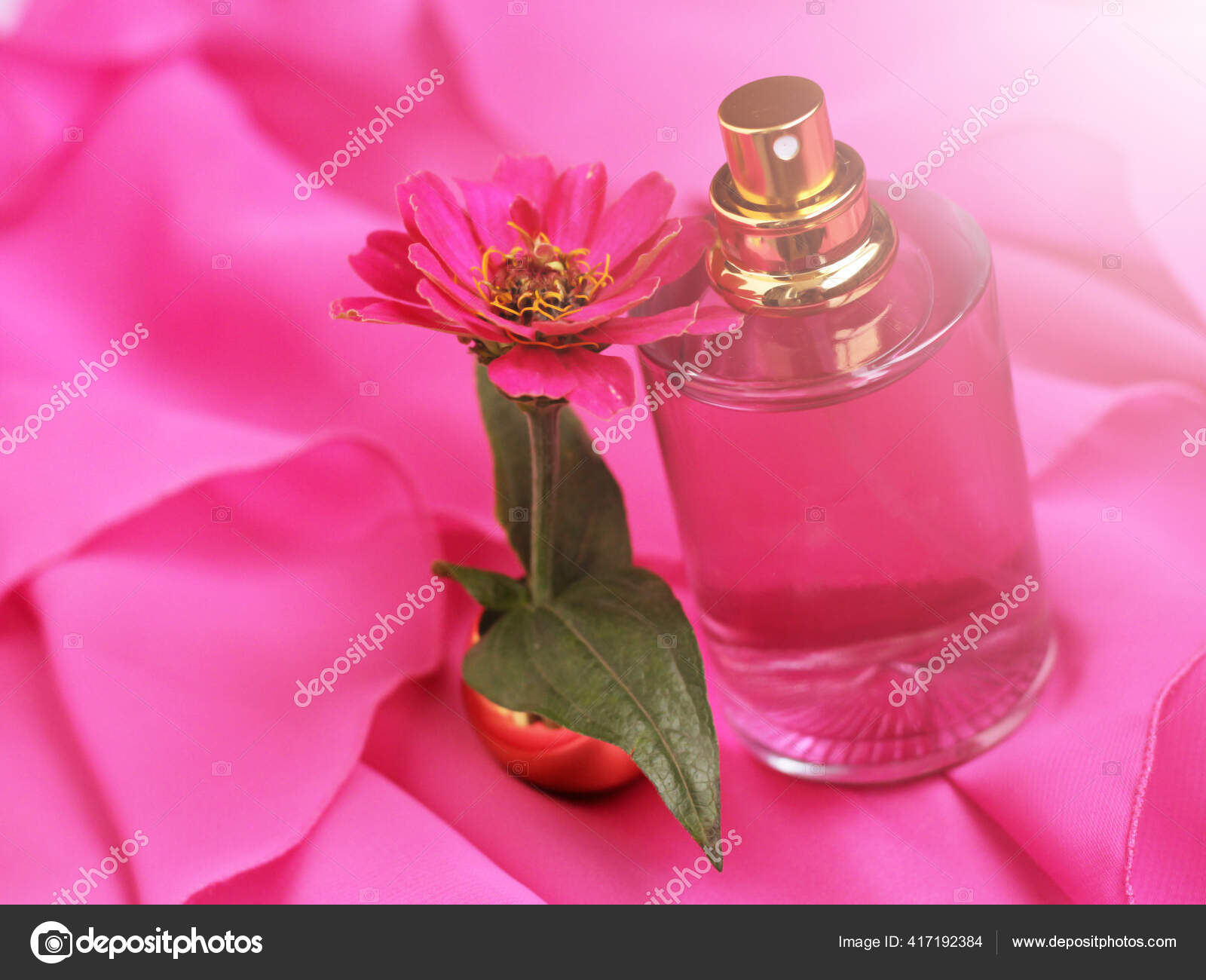 香水瓶粉红的花 图库照片 C Dizajnersab Mail Ru 香水瓶粉红的花 图库照片 C Dizajnersab Mail Ru