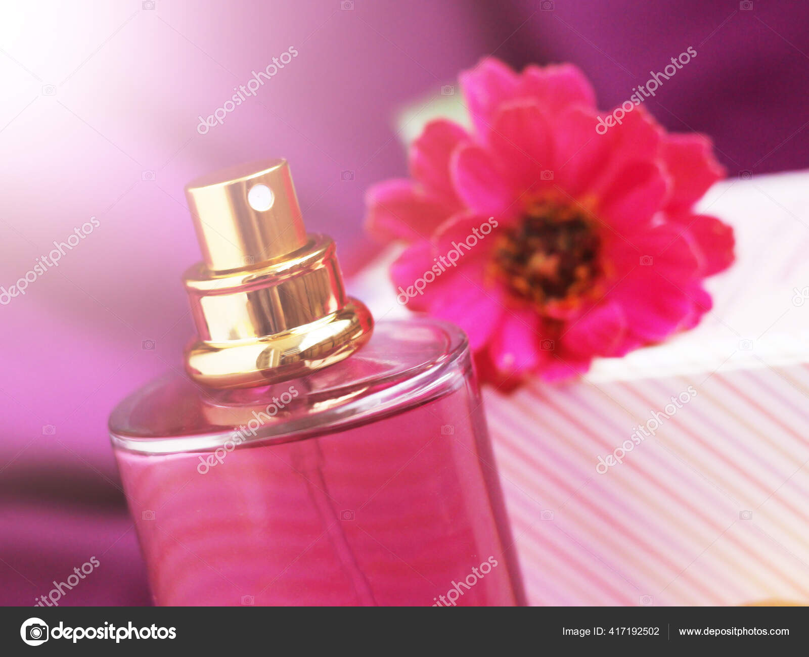 香水瓶粉红的花 图库照片 C Dizajnersab Mail Ru 香水瓶粉红的花 图库照片 C Dizajnersab Mail Ru