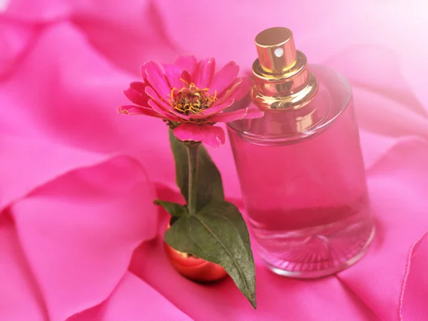 Egy Üveg Parfüm Rózsaszín Virág Oly Közel — Stock Fotó