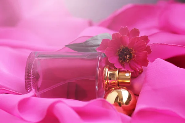 Бутылка Духов Розовый Цветок Близко — стоковое фото