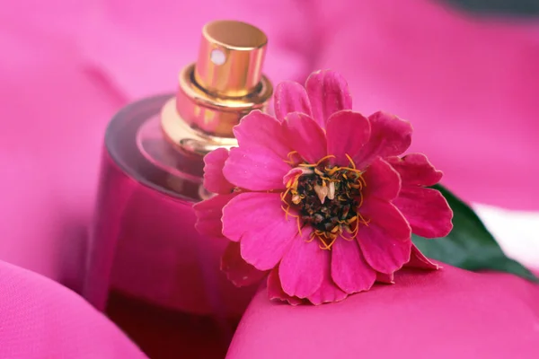 Butelka Perfum Różowy Kwiat Tak Blisko — Zdjęcie stockowe