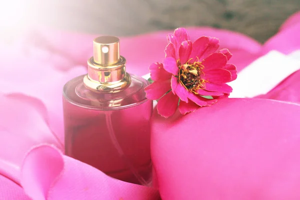 Пляшка Парфумів Рожева Квітка Близько — стокове фото