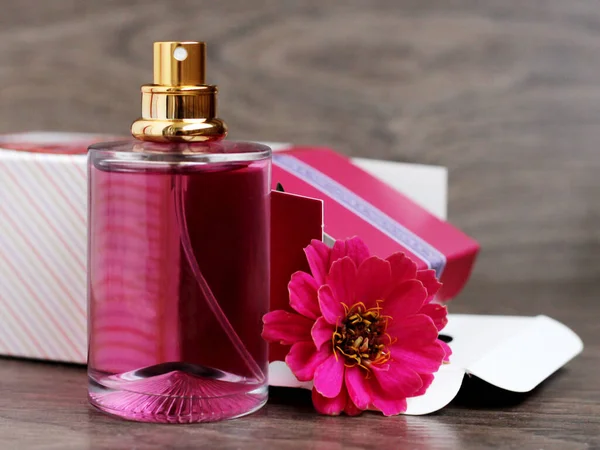 Botella Perfume Flor Rosa Tan Cerca —  Fotos de Stock