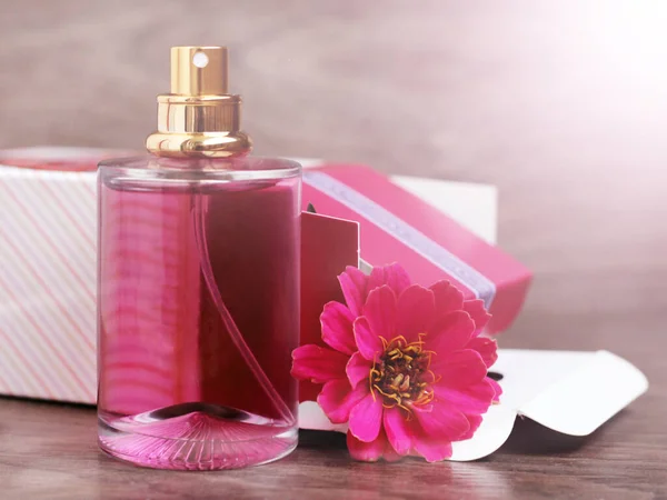 Fles Parfum Roze Bloem Dichtbij — Stockfoto