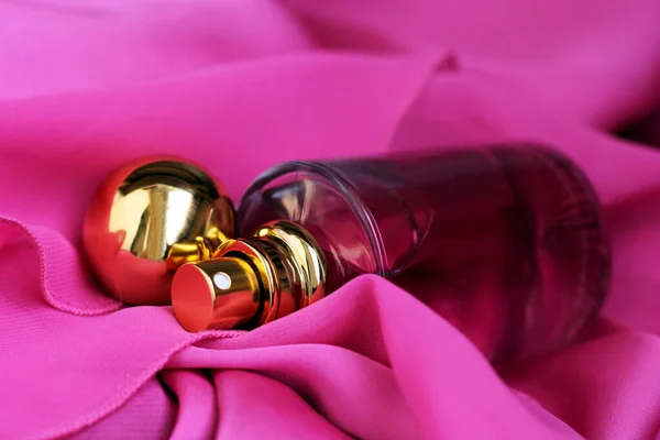 Botella Perfume Rosa Textiles Románticos Tan Cerca — Foto de Stock