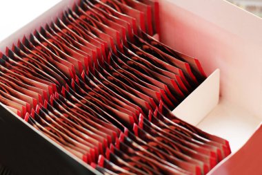 Bir sürü çay poşeti var, kırmızı renkte.