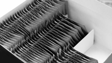 Bir sürü çay poşeti var, kırmızı renkte.