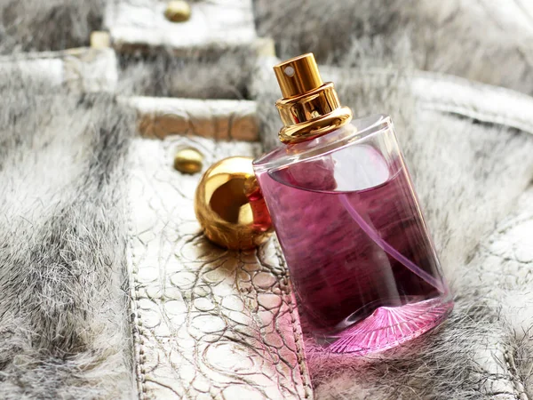 Butelka Różowych Perfum Futerku Tak Blisko — Zdjęcie stockowe