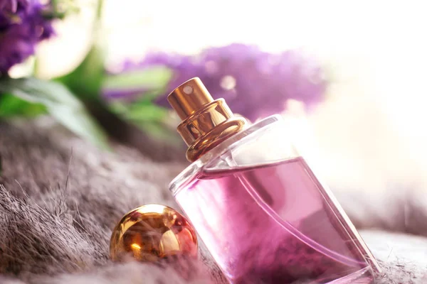 Botella Perfume Rosa Una Piel Tan Cerca —  Fotos de Stock