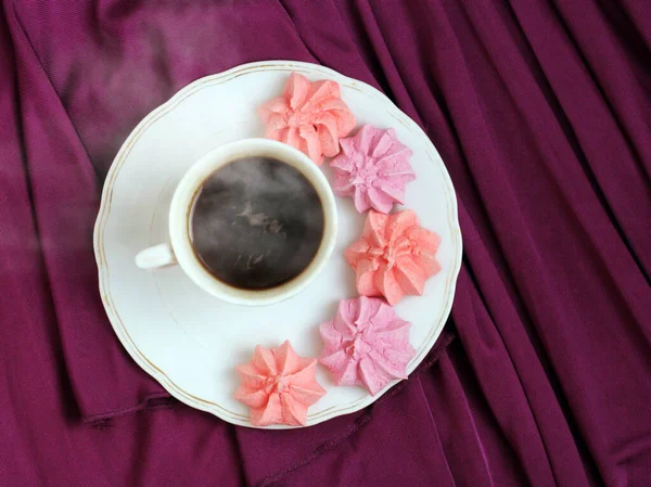 Színes Habcsókok Egy Csésze Kávé Reggelt Felülnézet — Stock Fotó