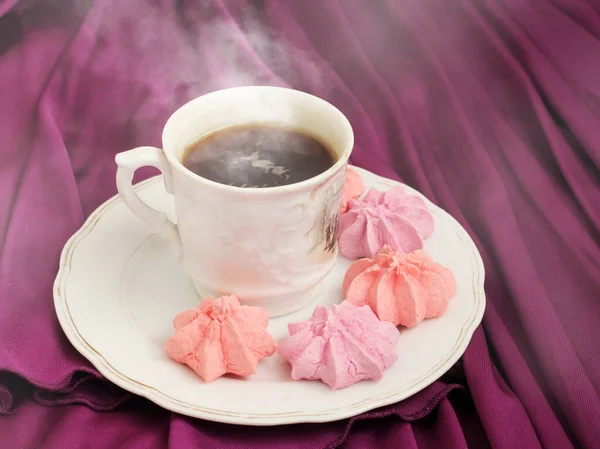 Farbige Baiser Und Eine Tasse Kaffee Lila Hintergrund — Stockfoto