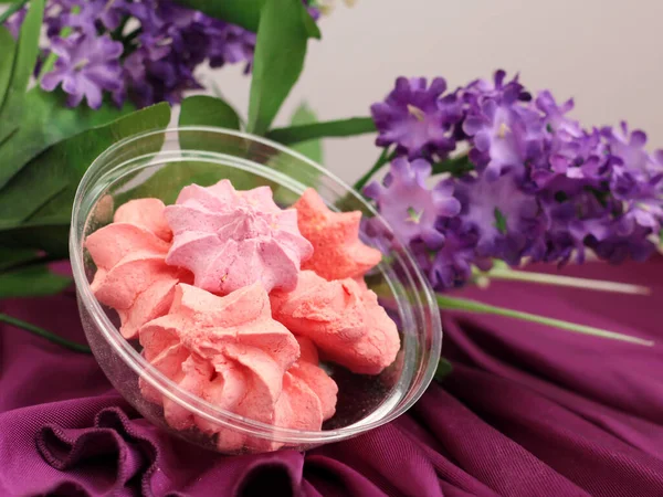 Pink Meringues Purple Flowers Close — Stok Foto