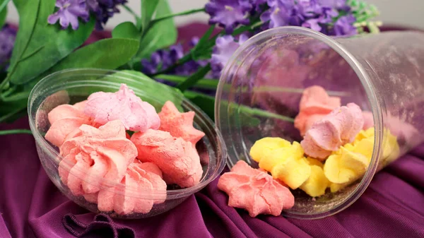 Merah Muda Dan Kuning Meringues Begitu Dekat — Stok Foto