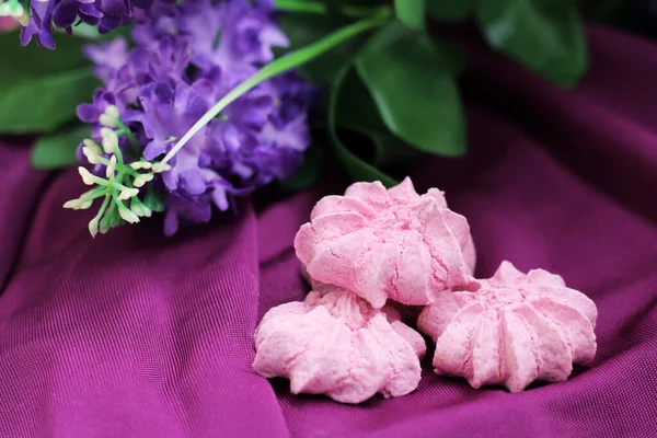 Tiga Meringues Pink Dan Bunga Ungu Makanan Manis — Stok Foto