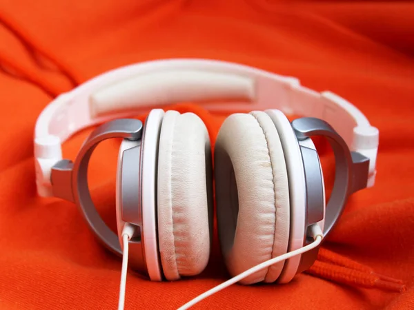 Auriculares Blancos Sobre Fondo Naranja Música — Foto de Stock