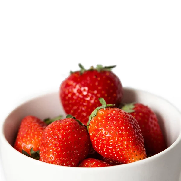 Morangos Fundo Branco Morangos São Vermelhos Produto Delicioso Baga Doce — Fotografia de Stock